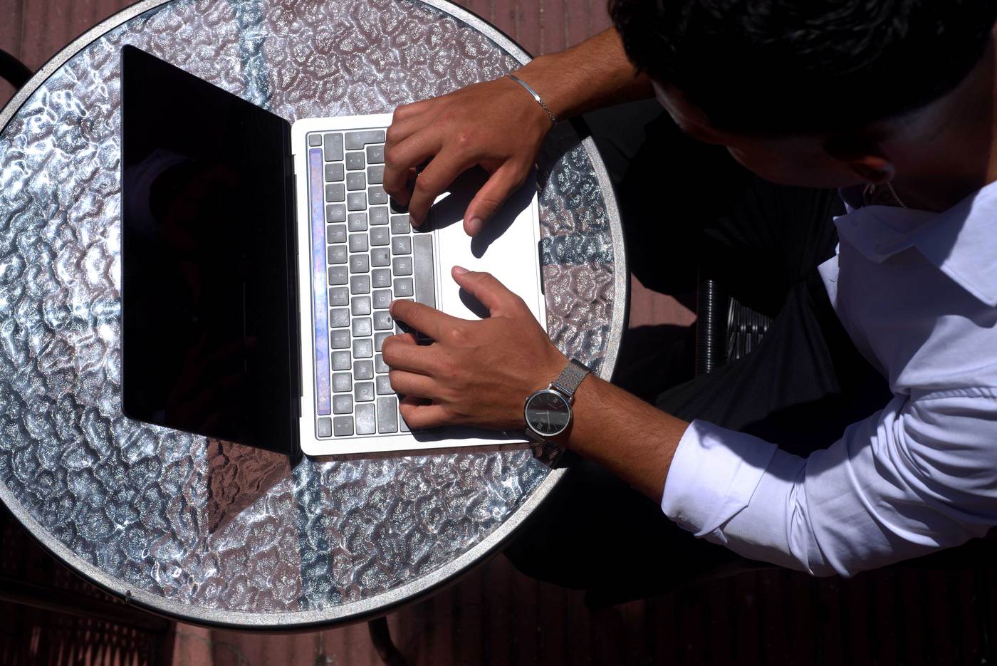 Técnico de Newen Informática trabajando