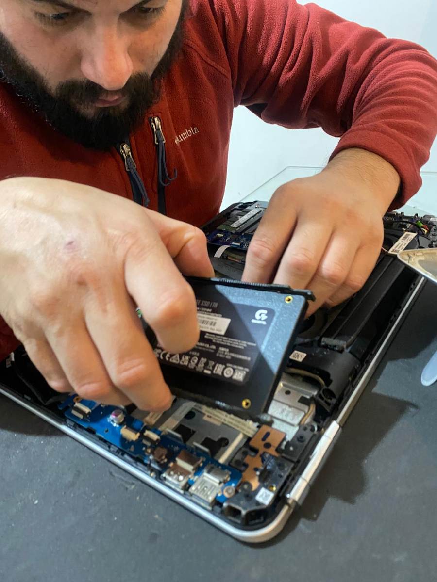 Técnico instalando un SSD